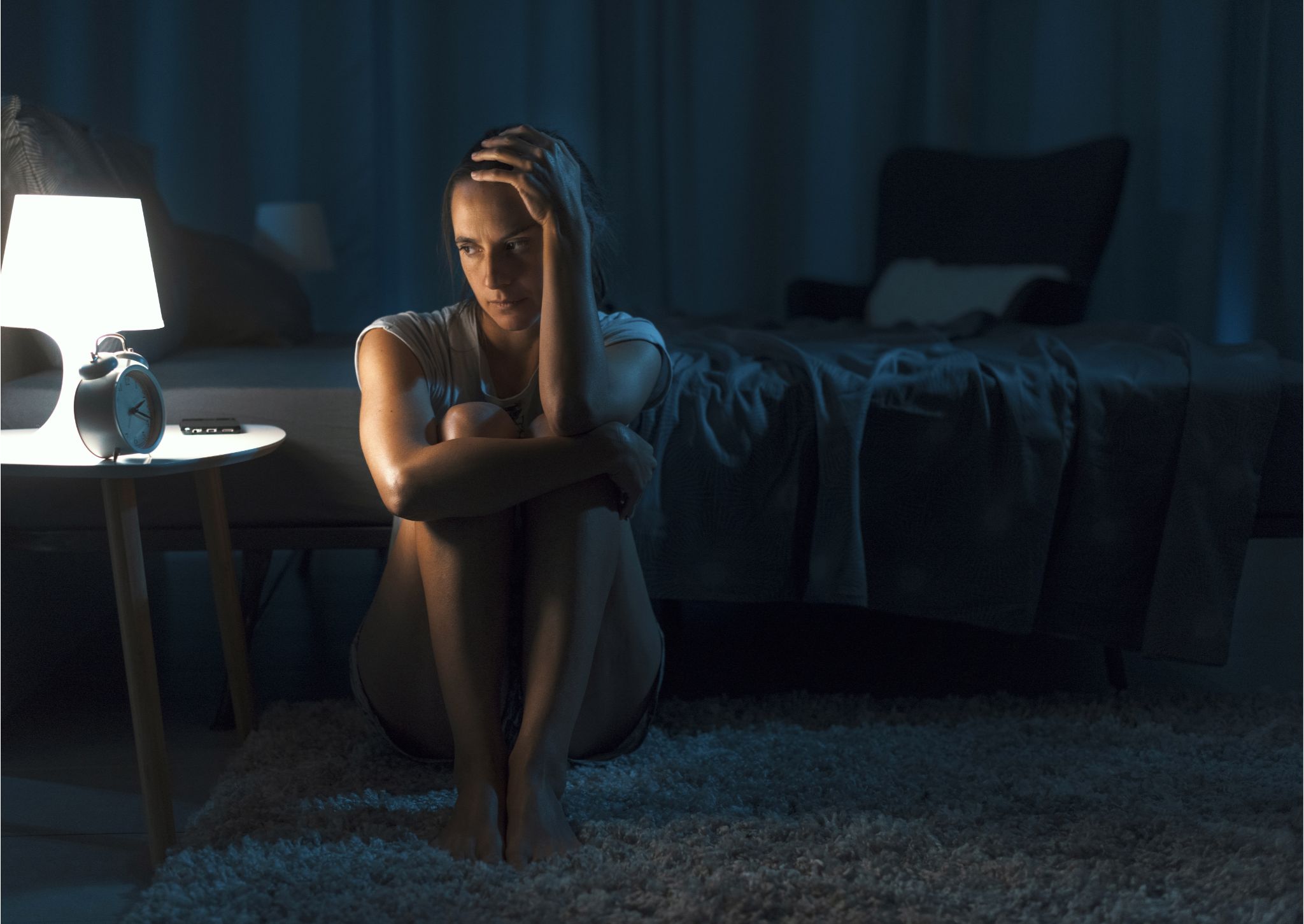 Mujer sin poder dormir viendo el reloj